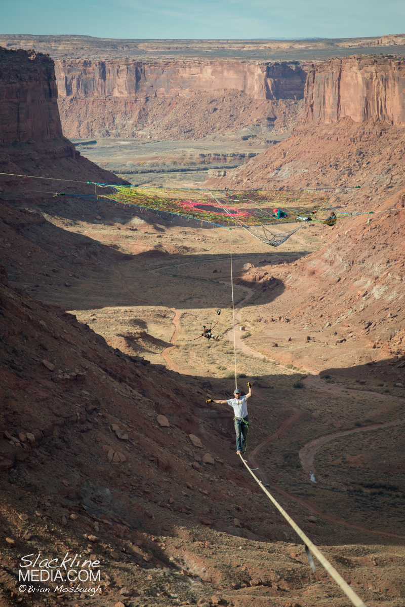 Illustration for article titled Guys hang huge hammock in the middle of 400-foot-high canyon void